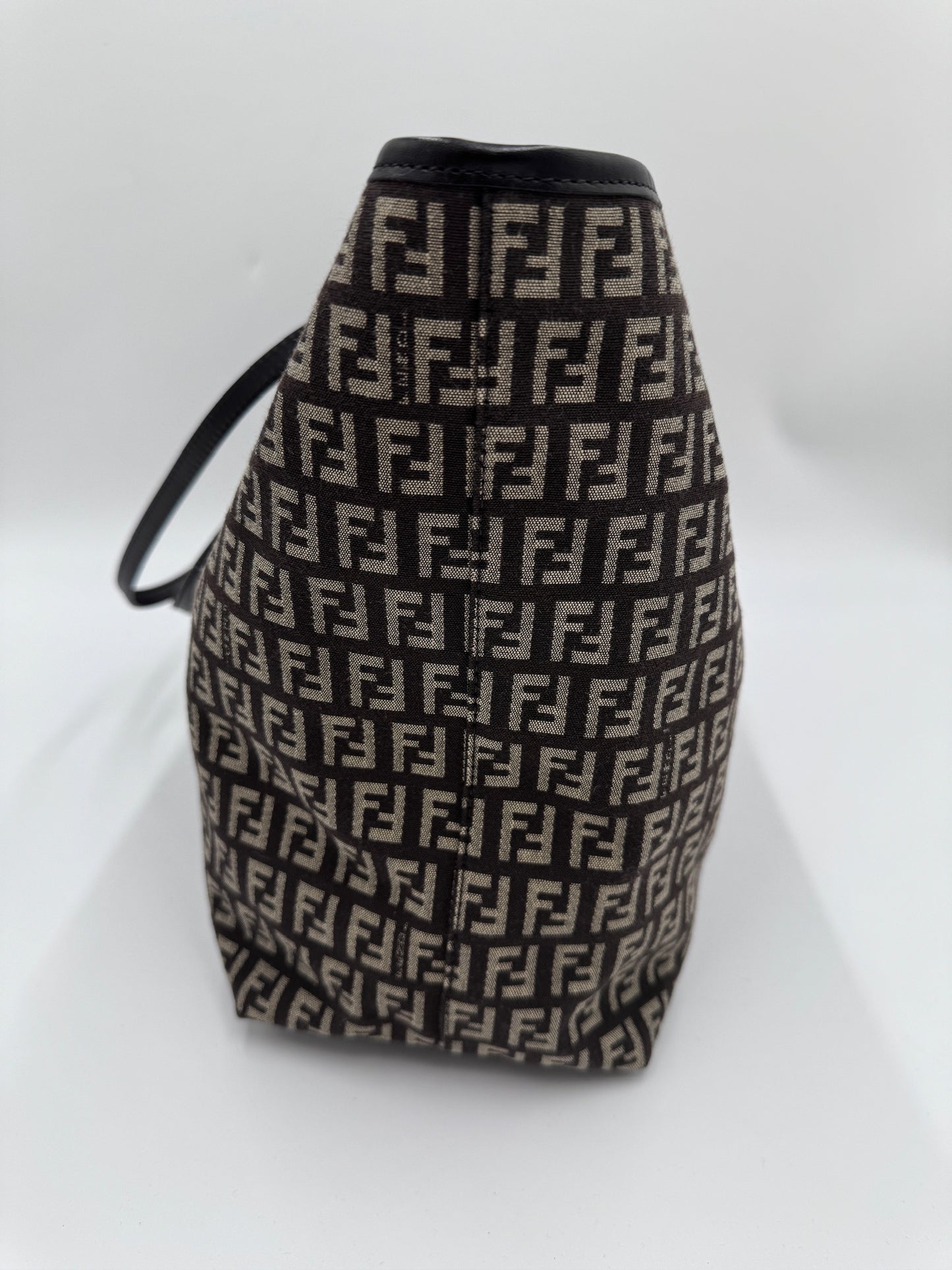 Seitenansicht der Fendi Shopper in braun – charaktervolle secondhand Tasche.