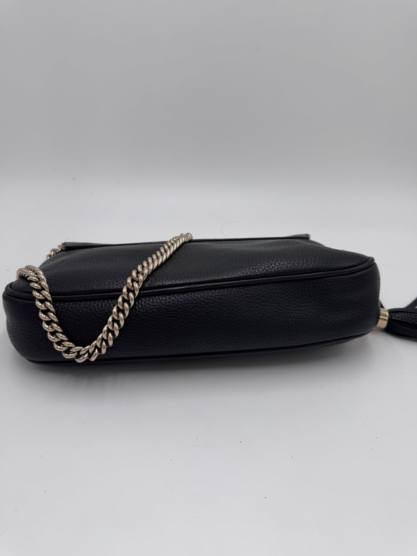 Taschenboden der preloved Gucci Crossbody – robuste Basis in Schwarz.