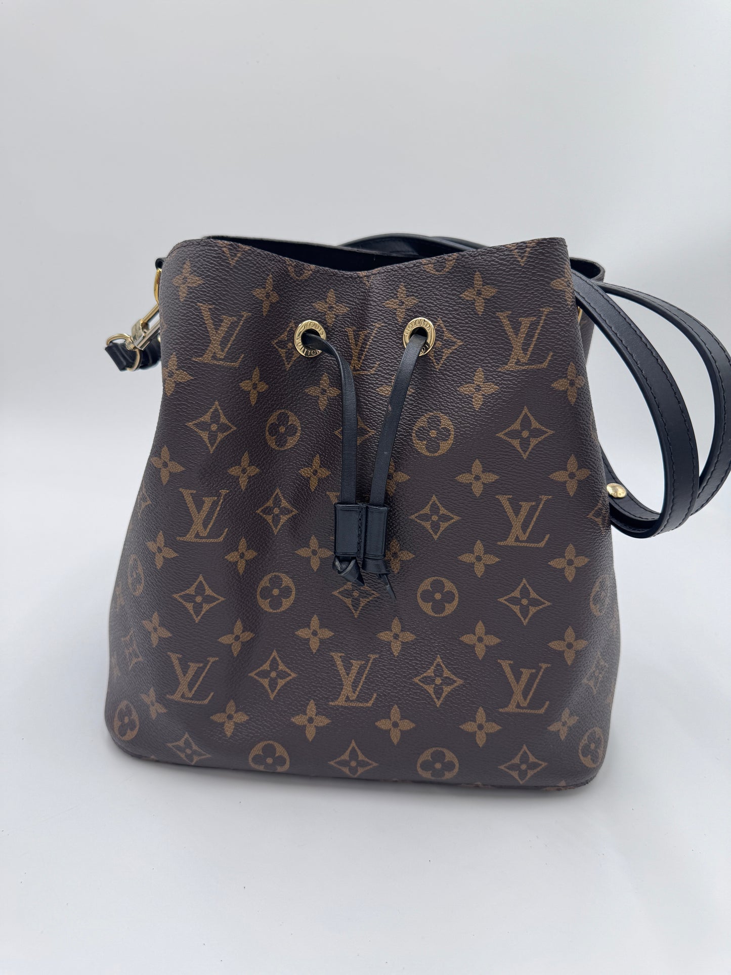 Komplette Ansicht der vintage Louis Vuitton NeoNoe – luxuriöse Totebag-Tasche in monogram.