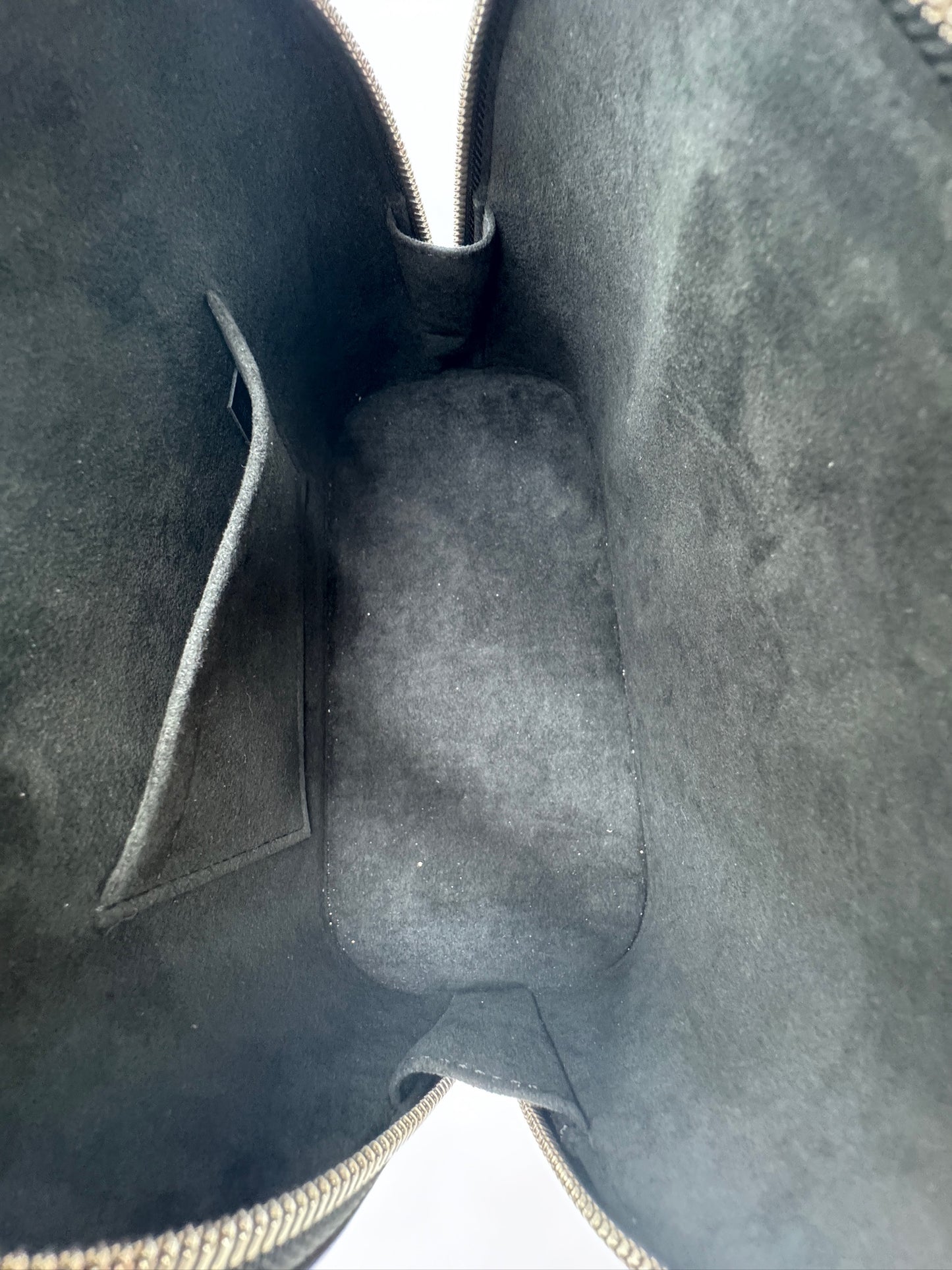 Blick ins Innere der blau vintage Louis Vuitton Alma BB (Crossbody).