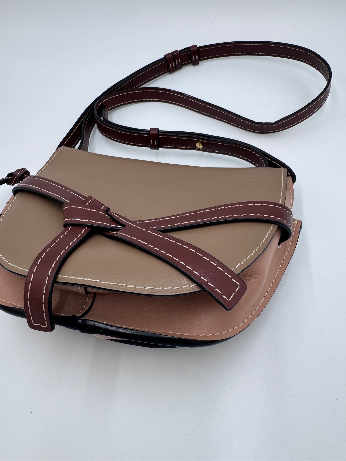 Bodenansicht der braun Loewe Gate Bag, Crossbody-Design.