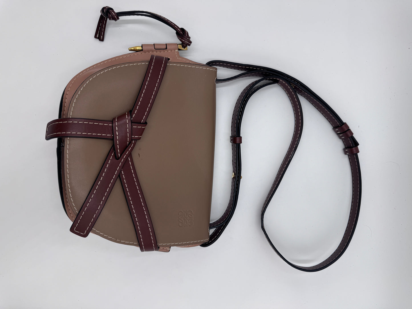 Gesamtdarstellung dieser stilvollen vintage Loewe Gate Bag (braun).