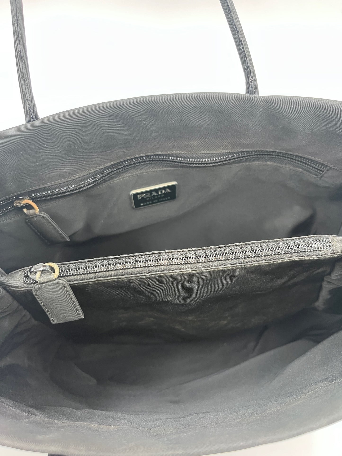 Blick ins Innere der schwarz vintage Prada Nylon Tote Bag (Schultertasche).