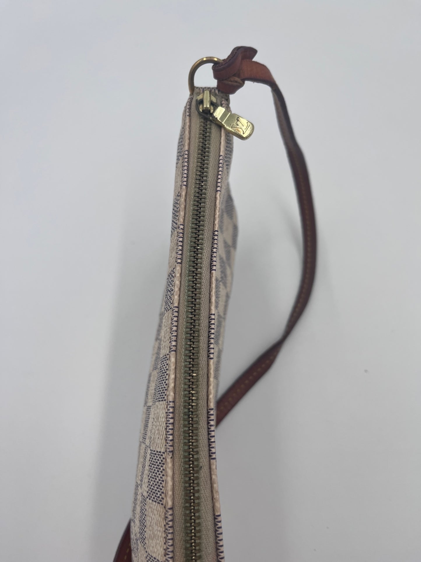 Metallelemente der Louis Vuitton Pochette (damien d'azur), hochwertig verarbeitet.