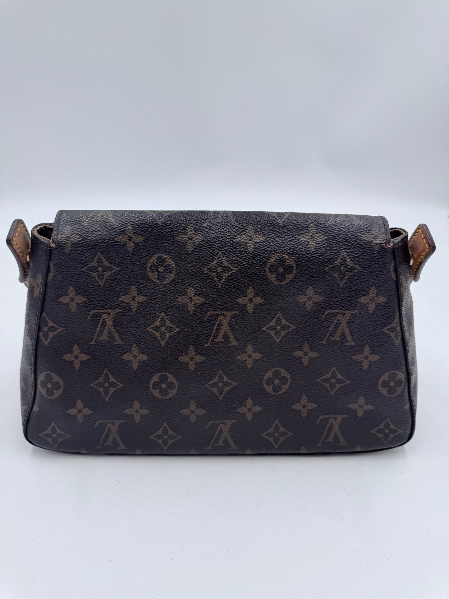 Hintere Perspektive dieser pre-owned Louis Vuitton Looping Quer in monogram.