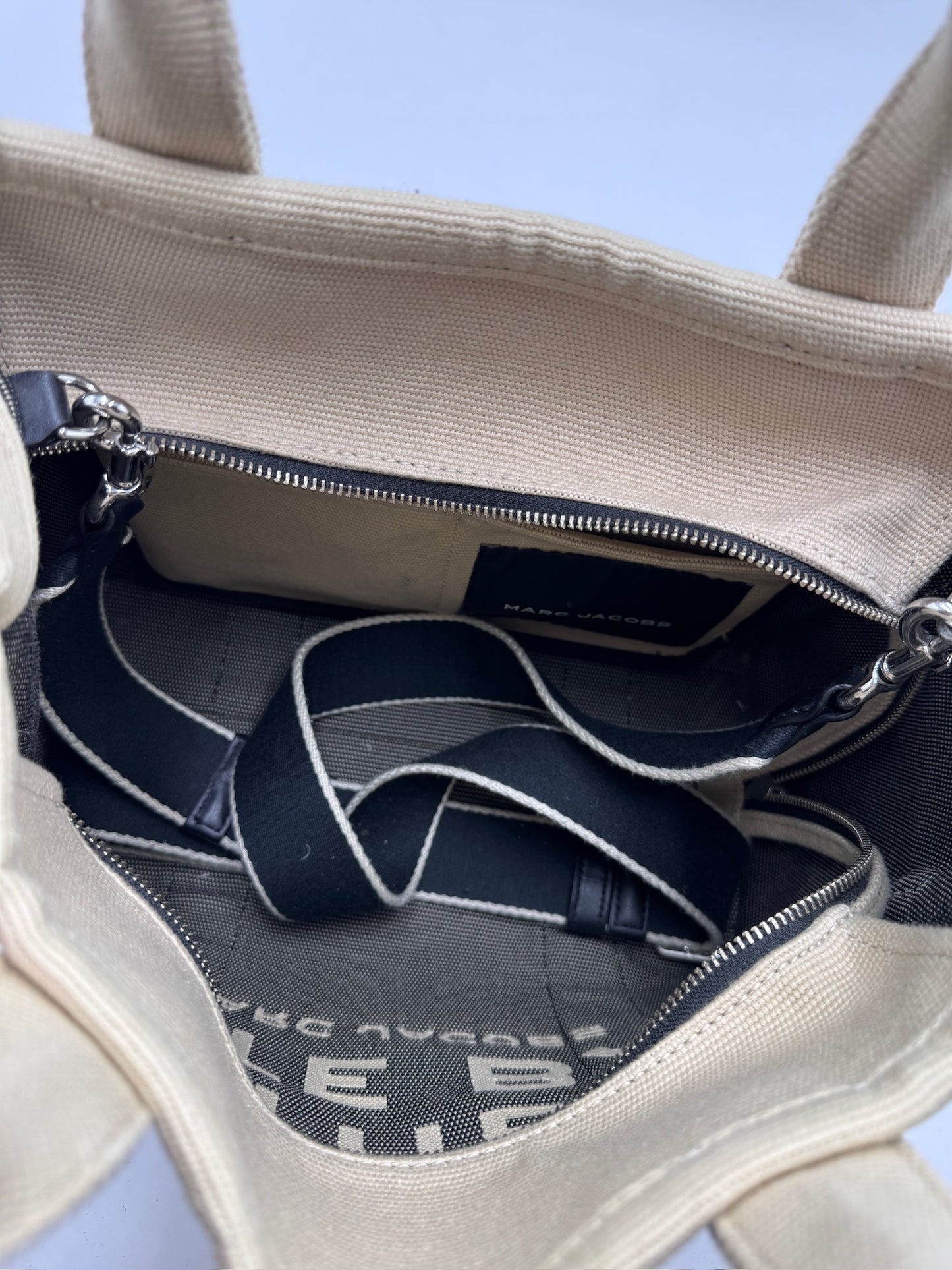 Innenansicht der preloved Marc Jacobs Tote Bag in Beige – organisiert und stilvoll.