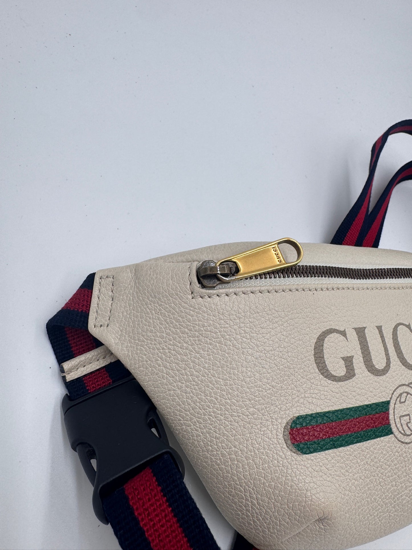Hardware-Detailansicht der vintage Gucci Bauchtasche – glänzend in Szene gesetzt.