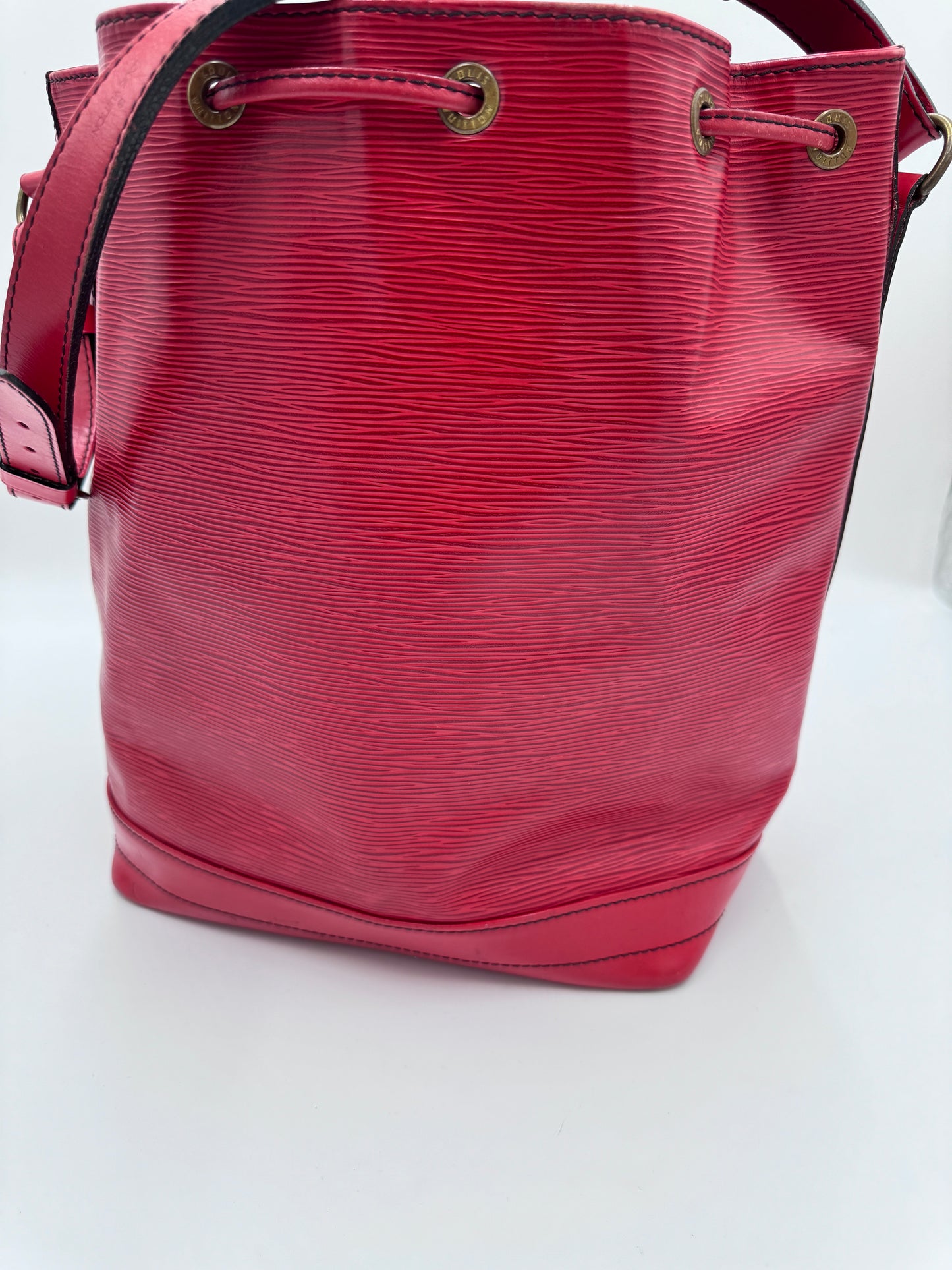 Rückseite der rot preloved Louis Vuitton Noe Grande – klassisch & zeitlos.