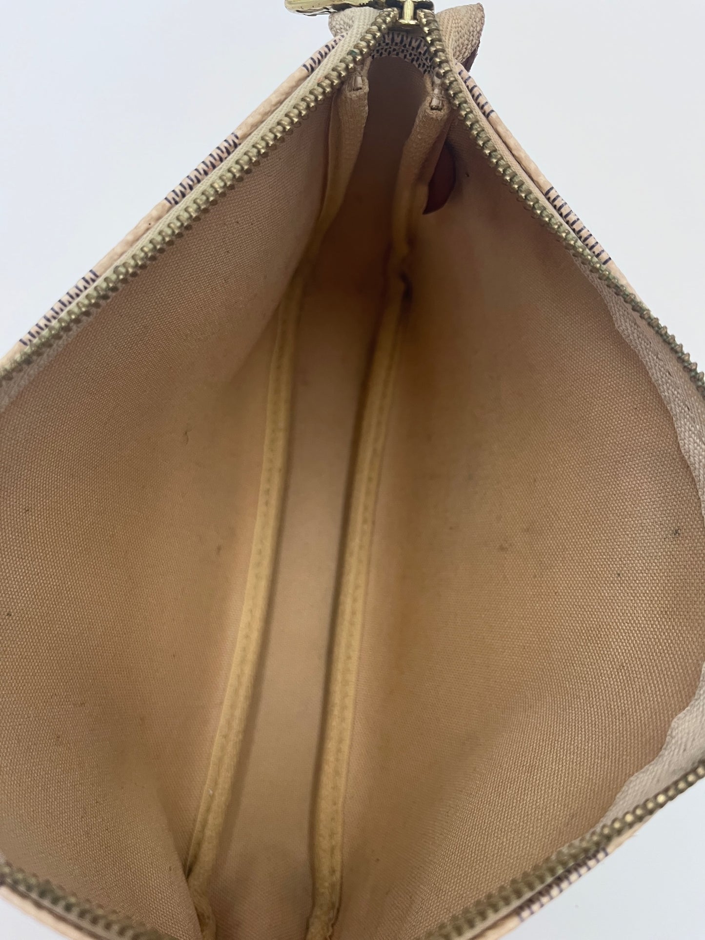 Innenansicht der preloved Louis Vuitton Pochette in damien d'azur – organisiert und stilvoll.