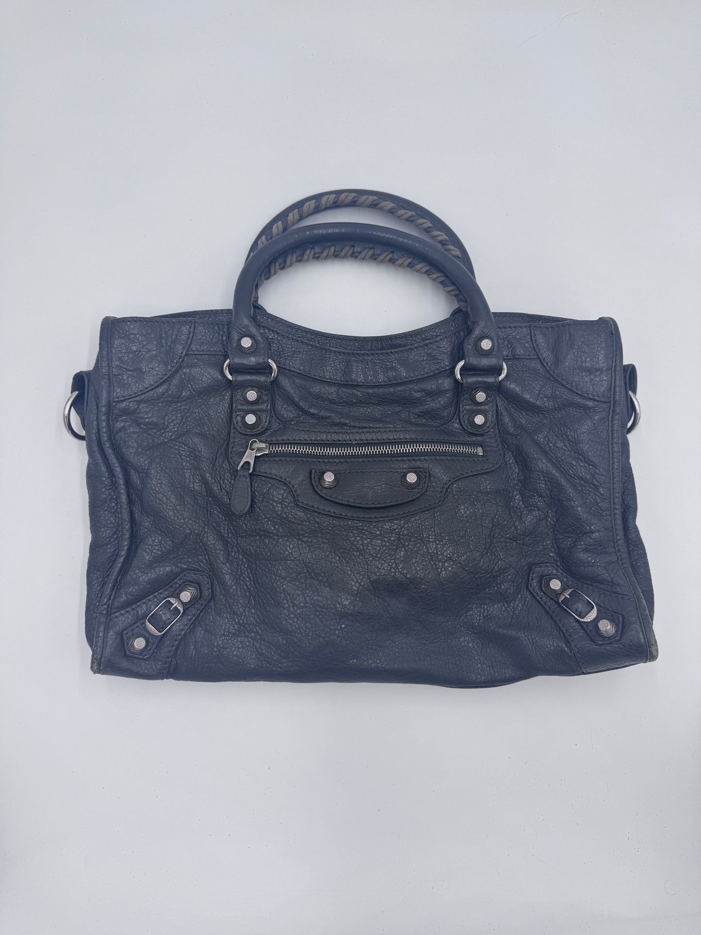 Gesamtansicht der Balenciaga The City Schultertasche aus schwarzem Leder, Medium