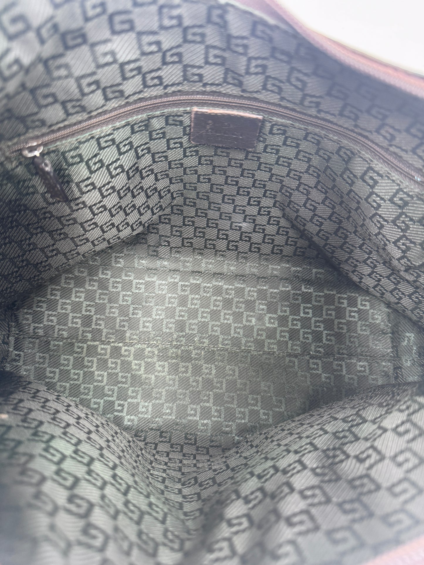 Blick ins Innere der braun vintage Gucci Schultertasche (Schultertasche).