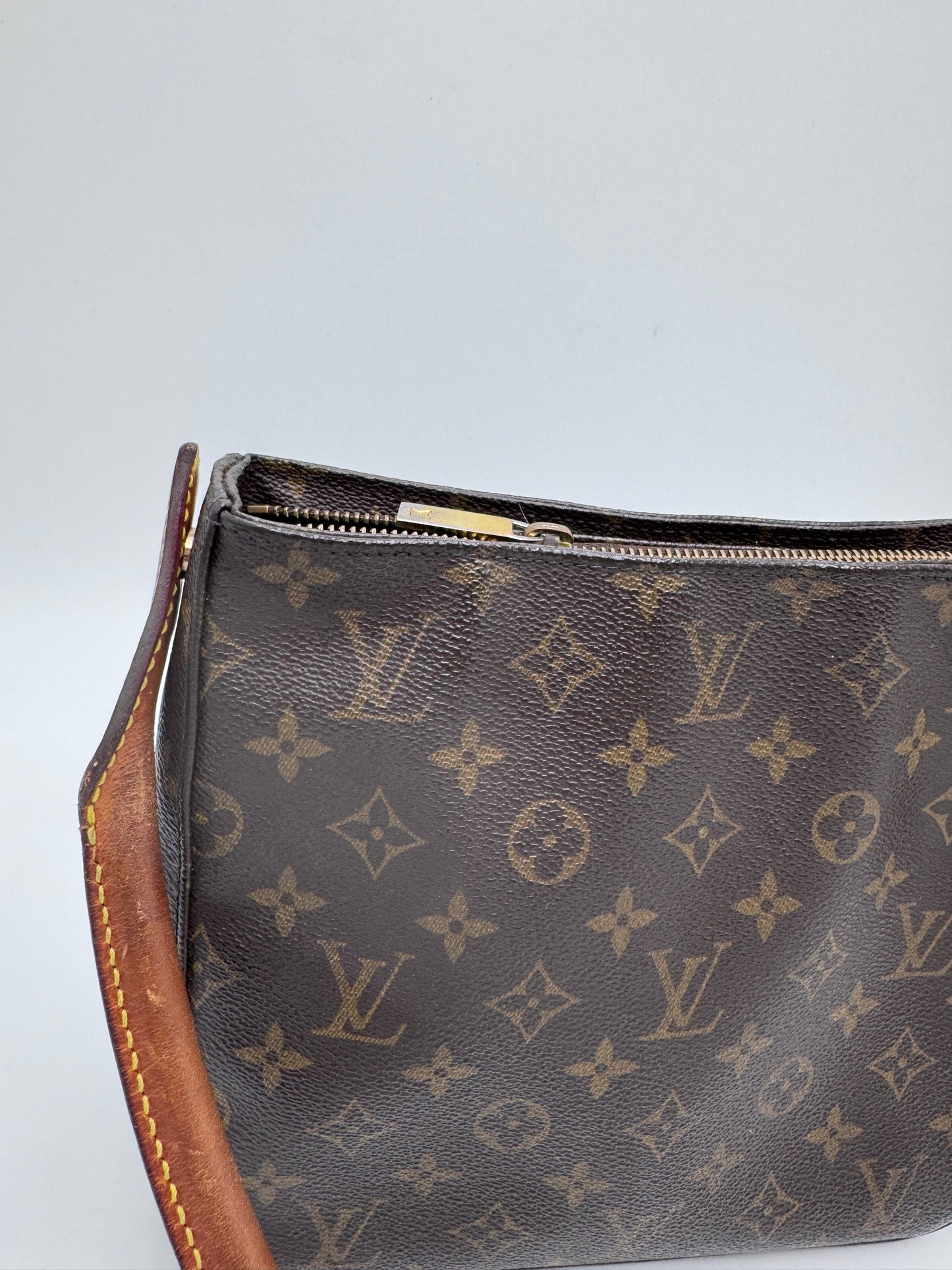 Detailaufnahme der Louis Vuitton Mini Looping, zeigt Struktur und Material in monogram.