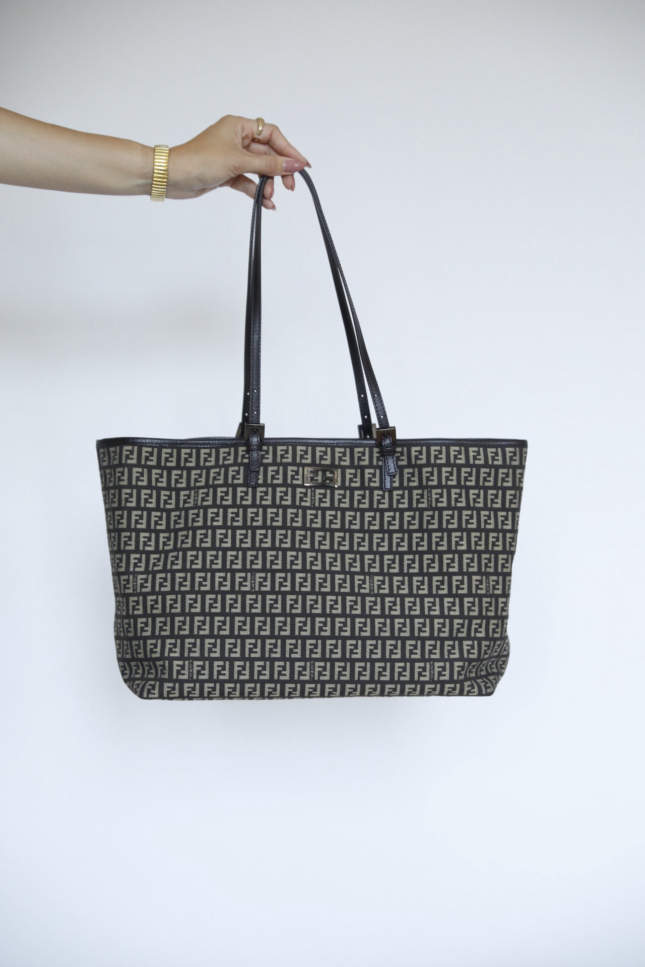 Frontalansicht der vintage Fendi Shopper in braun.