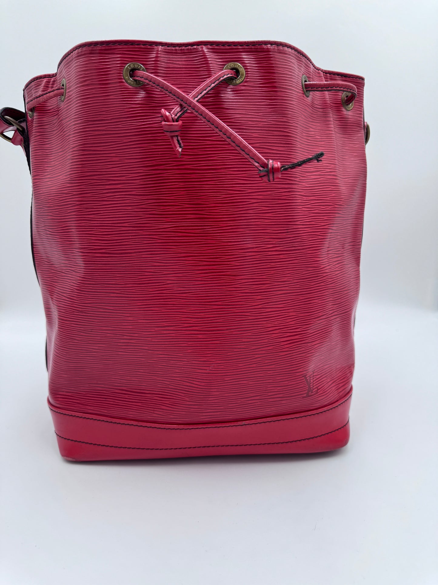 Komplette Ansicht der secondhand Louis Vuitton Noe Grande – luxuriöse Beuteltasche-Tasche in rot.