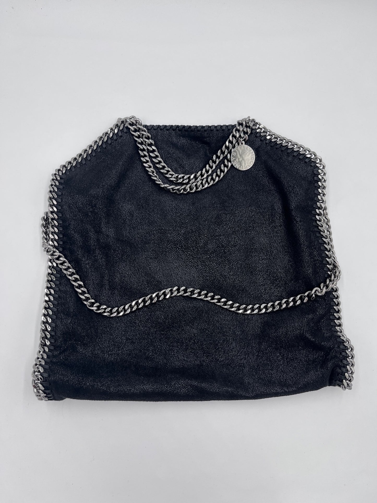 Gesamtdarstellung dieser stilvollen luxury secondhand Stella McCartney Falabella 3 Ketten (schwarz).
