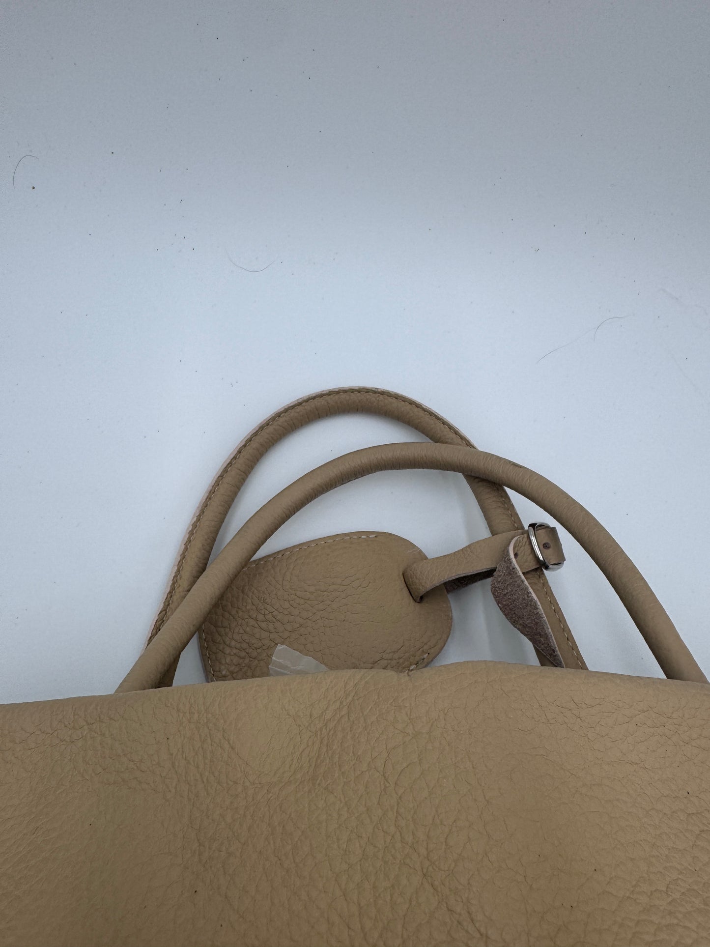 Tragegriffe dieser beige / creme Maison Mollerus Shopper in tbd-Form.