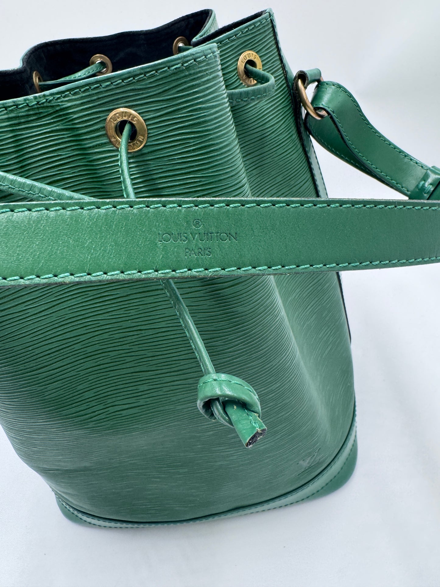 Tragegriffe dieser grün Louis Vuitton Noe Grande in Beuteltasche-Form.