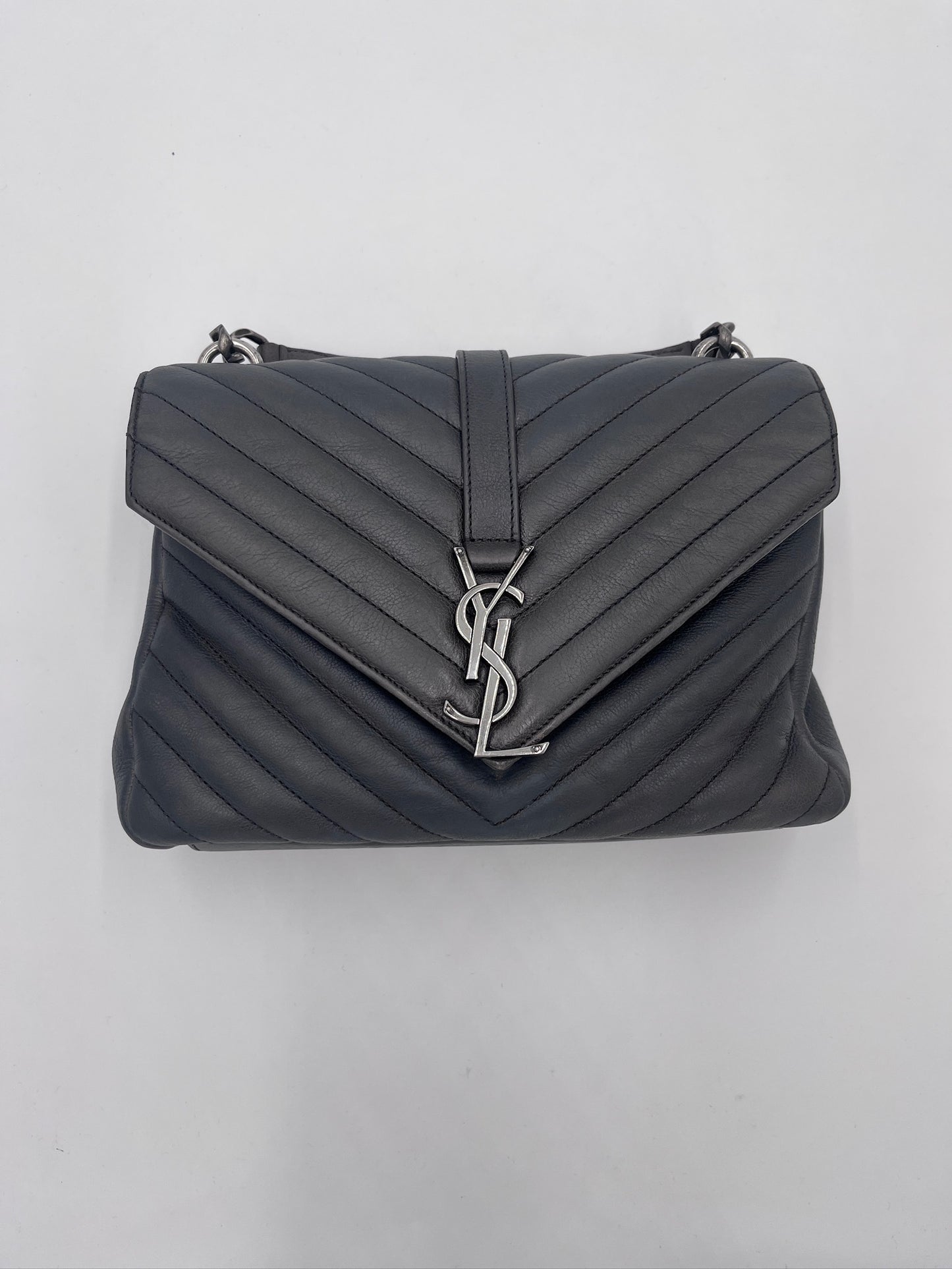 Hardware-Detailansicht der pre-owned Saint Laurent College Medium Bag – glänzend in Szene gesetzt.