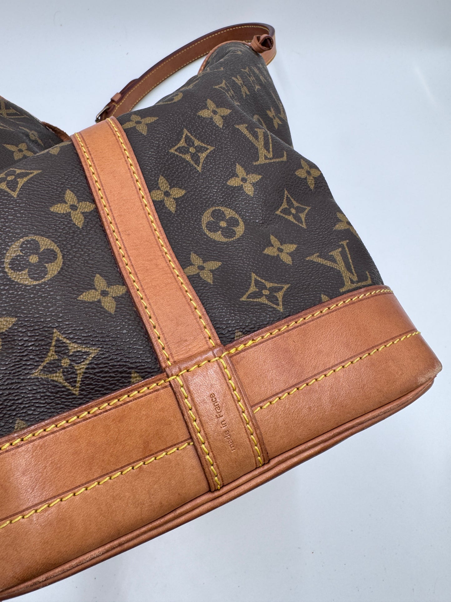 Exklusive Ansicht von Details der luxury secondhand Louis Vuitton Noe Grande (Beuteltasche).