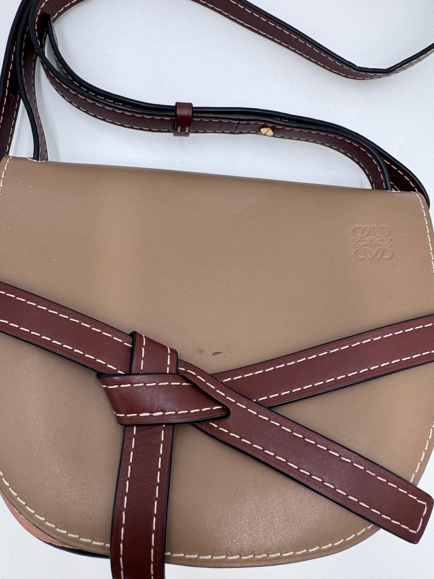 Detailaufnahme dieser braun vintage Crossbody-Tasche von Loewe