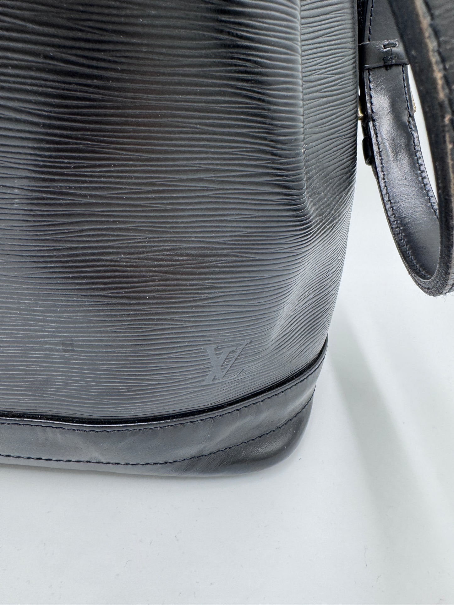 Exklusive Ansicht von Details der secondhand Louis Vuitton Grande Noe (Beuteltasche).