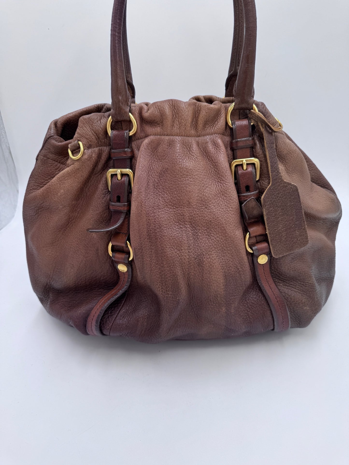 Rückseite der braun preloved Prada Shoulder Bag – klassisch & zeitlos.