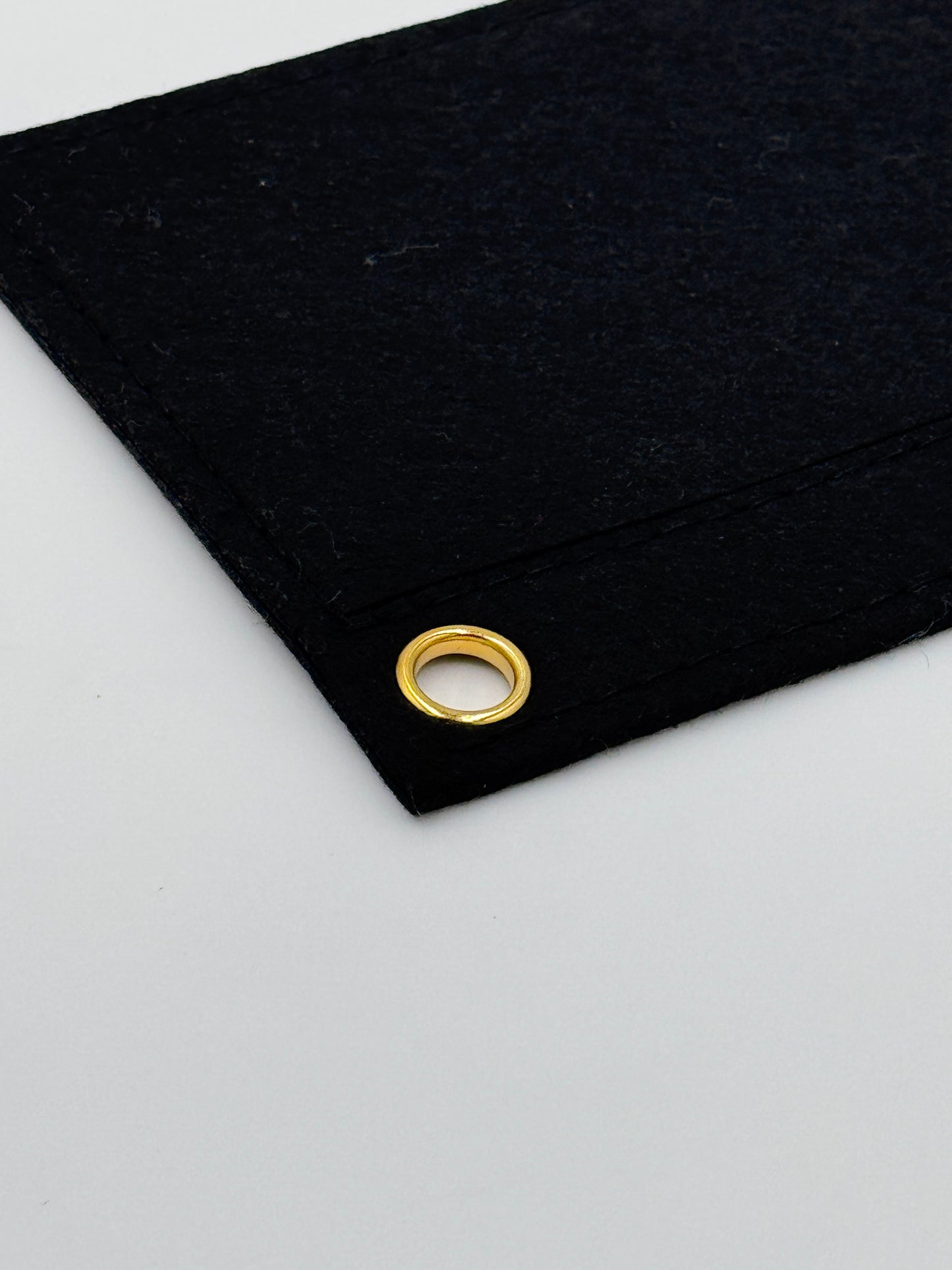 Filzeinsatz für Tasche Detail Öse zum einhängen in Portemonnaie / Clutch