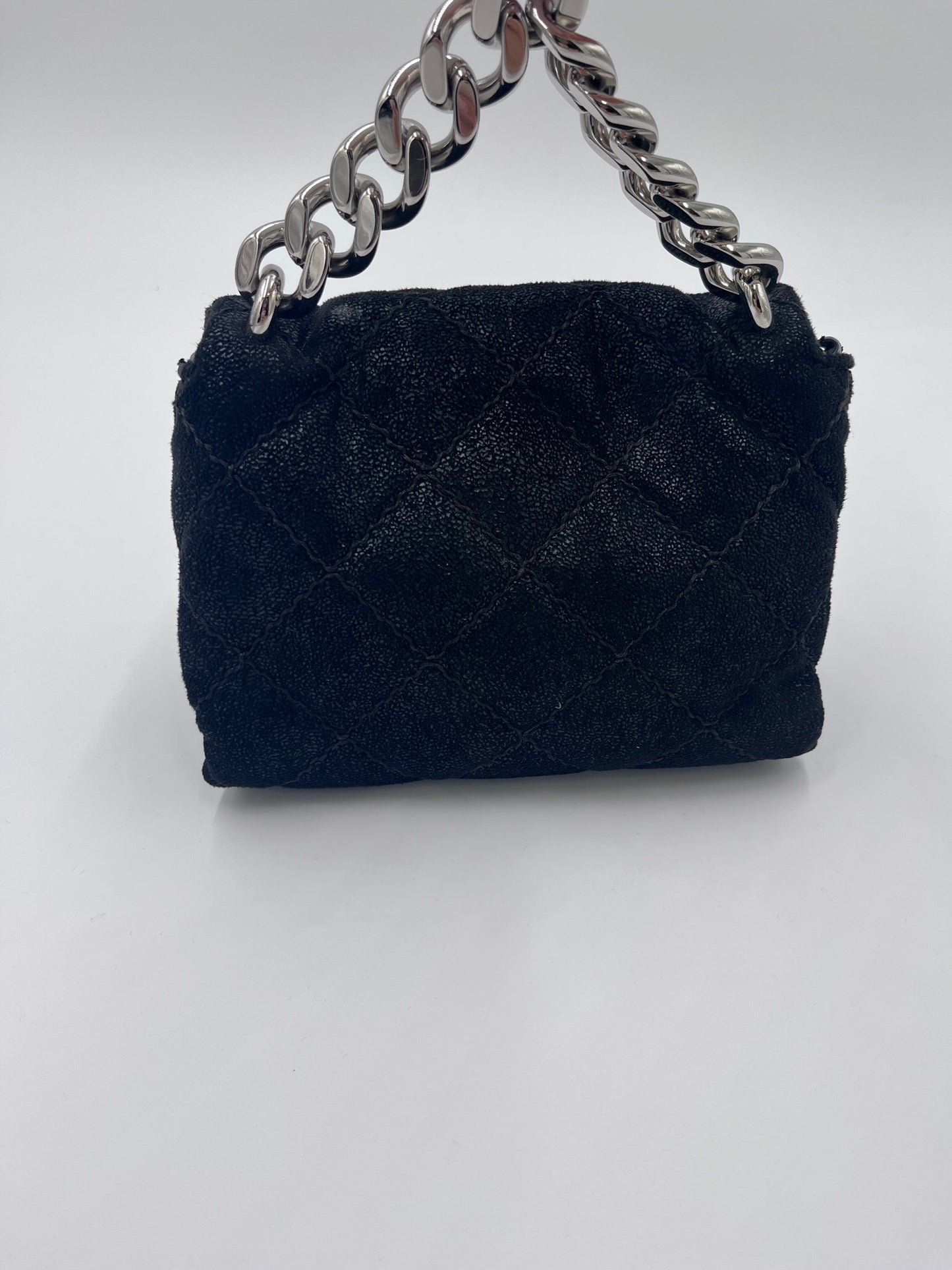 Rückseite der schwarz pre-owned Stella McCartney Crossbody Mini Allegra – klassisch & zeitlos.