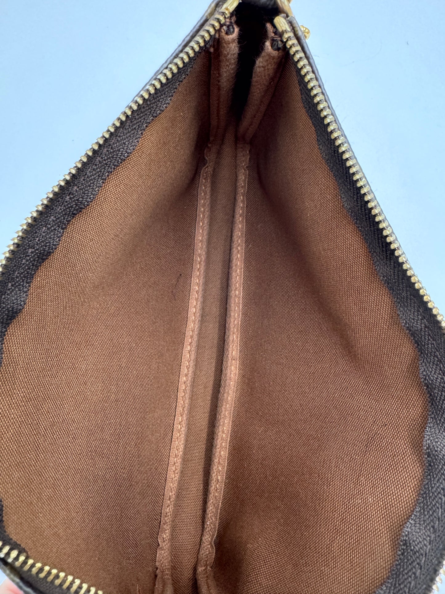 Innenansicht der vintage Louis Vuitton Pochette in monogram – organisiert und stilvoll.