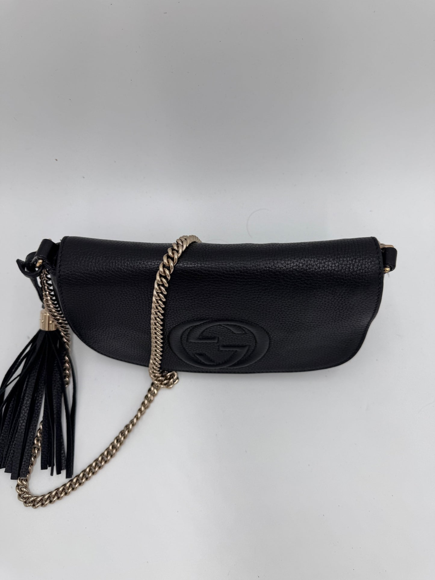 Komplette Ansicht der luxury secondhand Gucci Crossbody – luxuriöse Crossbody-Tasche in Schwarz.