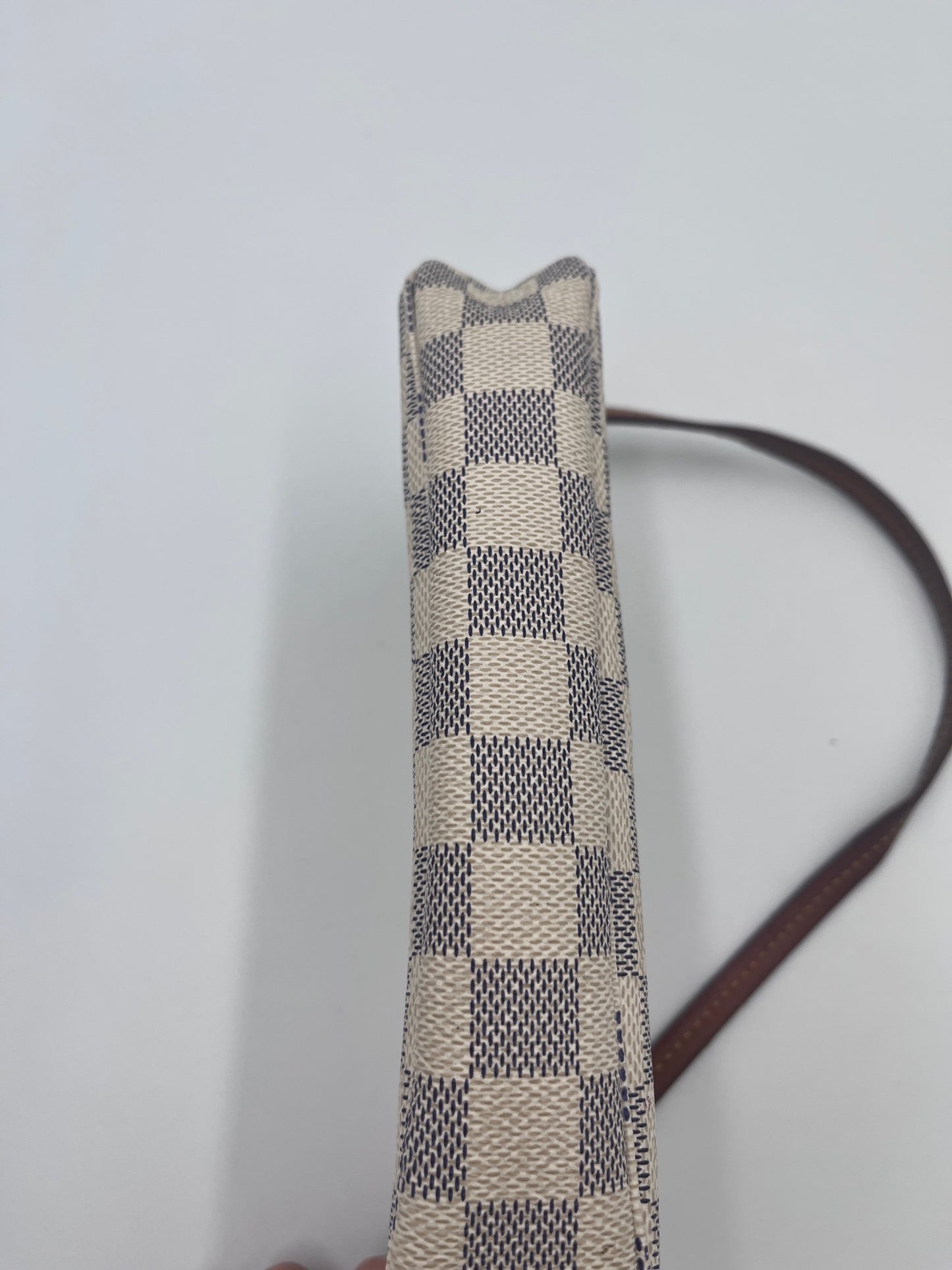 Taschenboden der pre-owned Louis Vuitton Pochette – robuste Basis in damien d'azur.