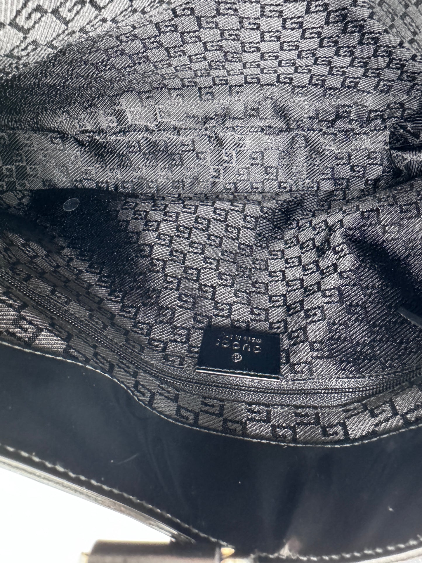 Innenansicht der pre-owned Gucci Jackie Schultertasche in schwarz – organisiert und stilvoll.