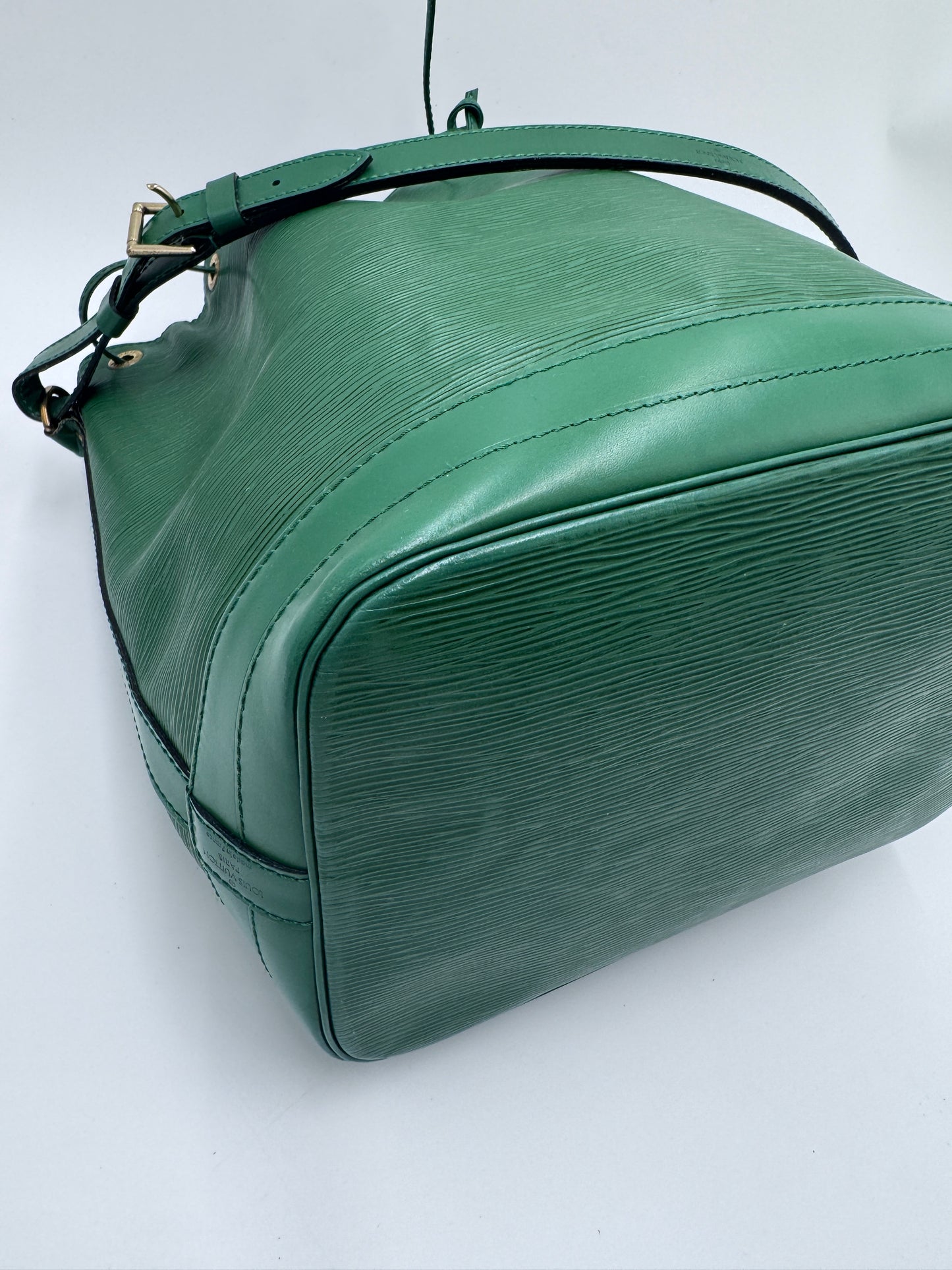 Taschenboden der luxury secondhand Louis Vuitton Noe Grande – robuste Basis in grün.