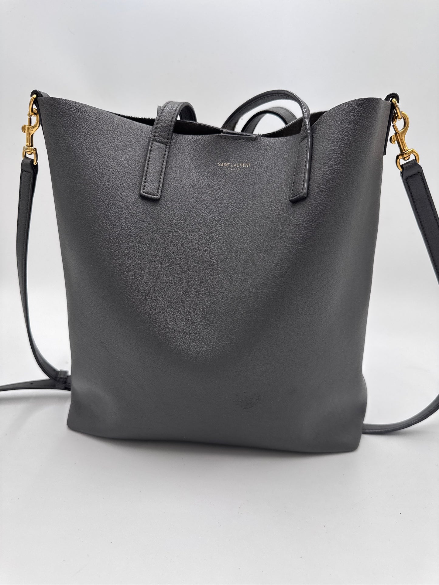Gesamtdarstellung dieser stilvollen luxury secondhand Saint Laurent Shopper Grey (Grau).