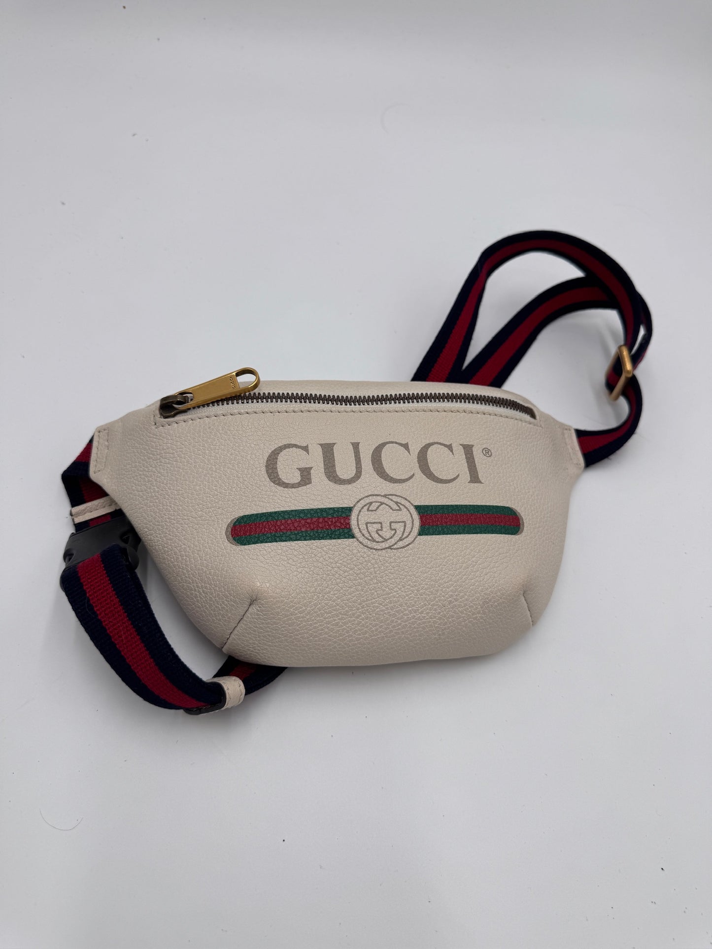 Gesamtansicht der Beige pre-owned Gucci Bauchtasche in Größe Mini.