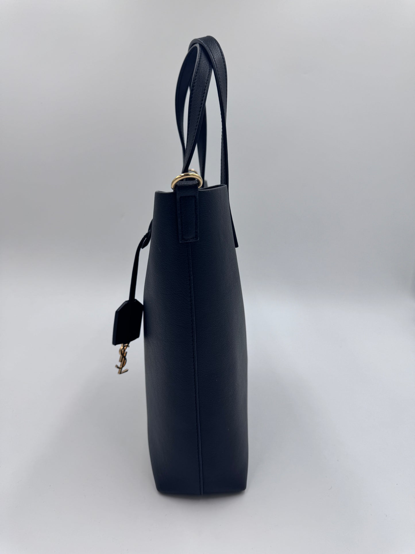 Seitenansicht der Saint Laurent Toy Tote Bag in schwarz – charaktervolle secondhand Tasche.