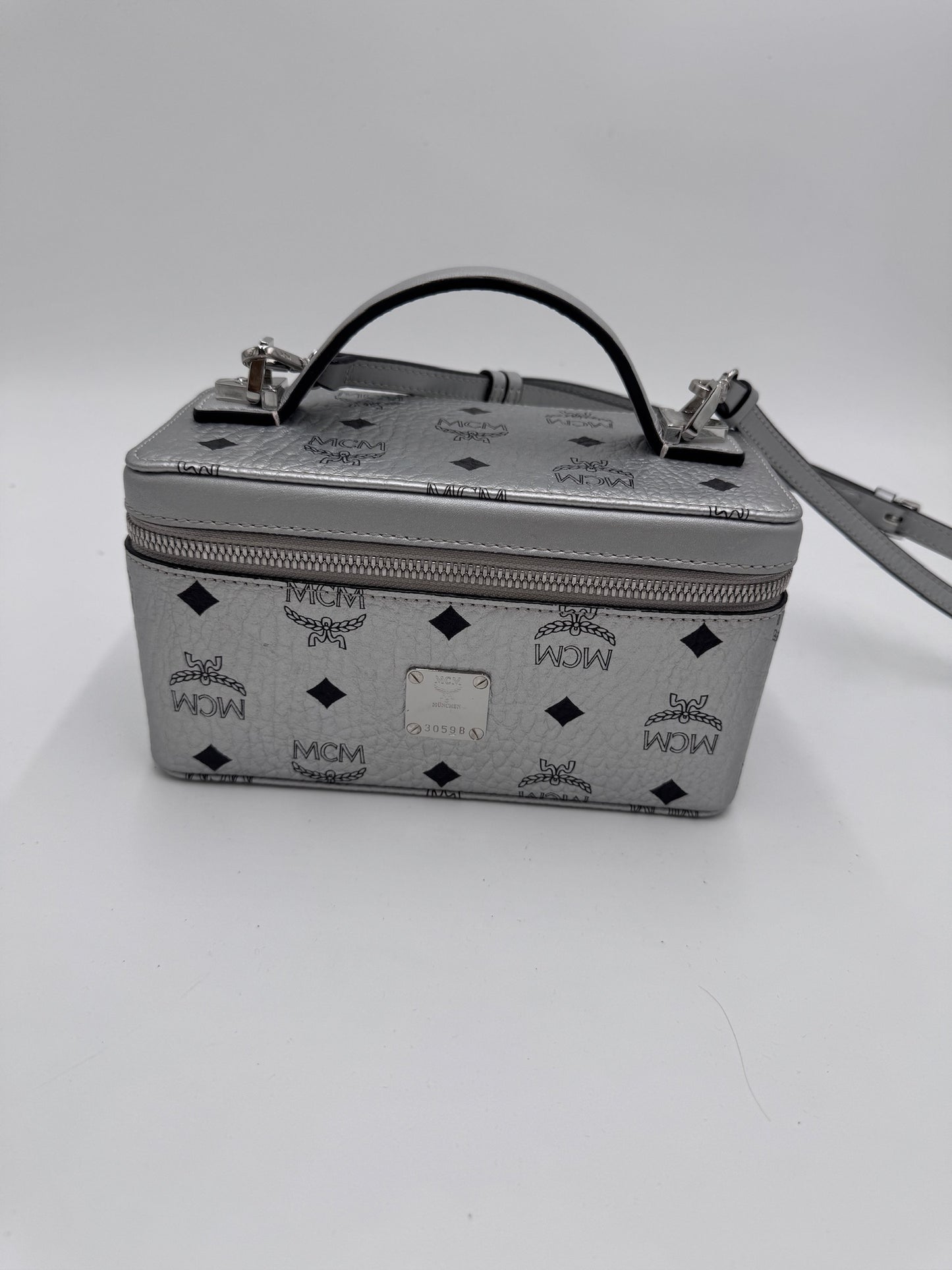 Komplette Ansicht der secondhand MCM – luxuriöse Crossbody-Tasche in Silber.