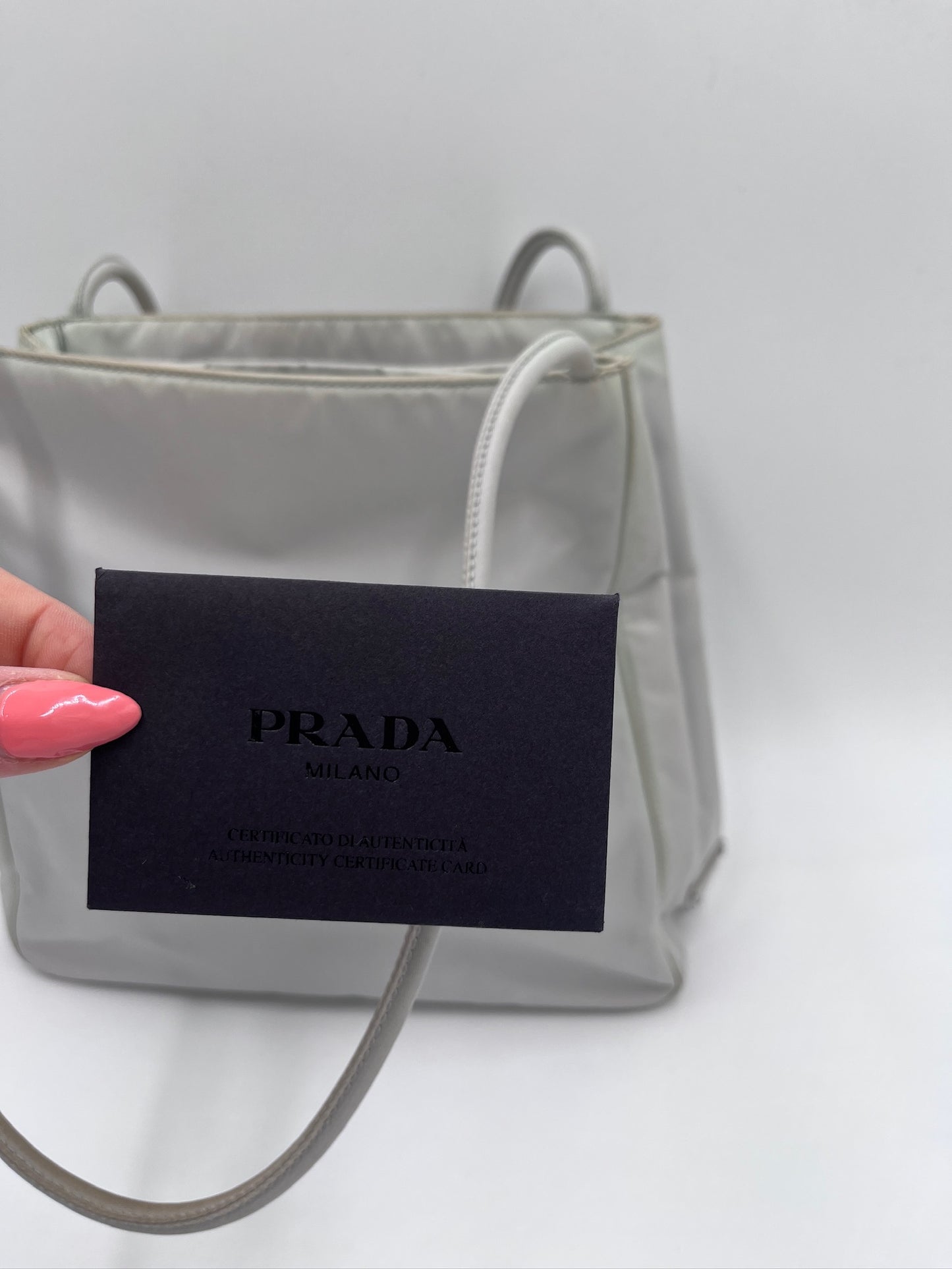 Nahaufnahme der pre-owned Prada Schultertasche Vintage – feinste Details in weiss.