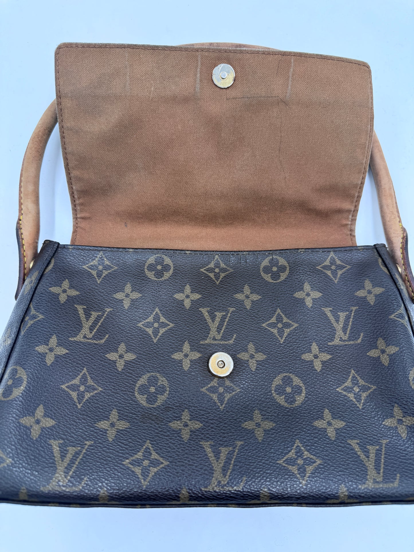 Metallelemente der Louis Vuitton Looping Quer (monogram), hochwertig verarbeitet.
