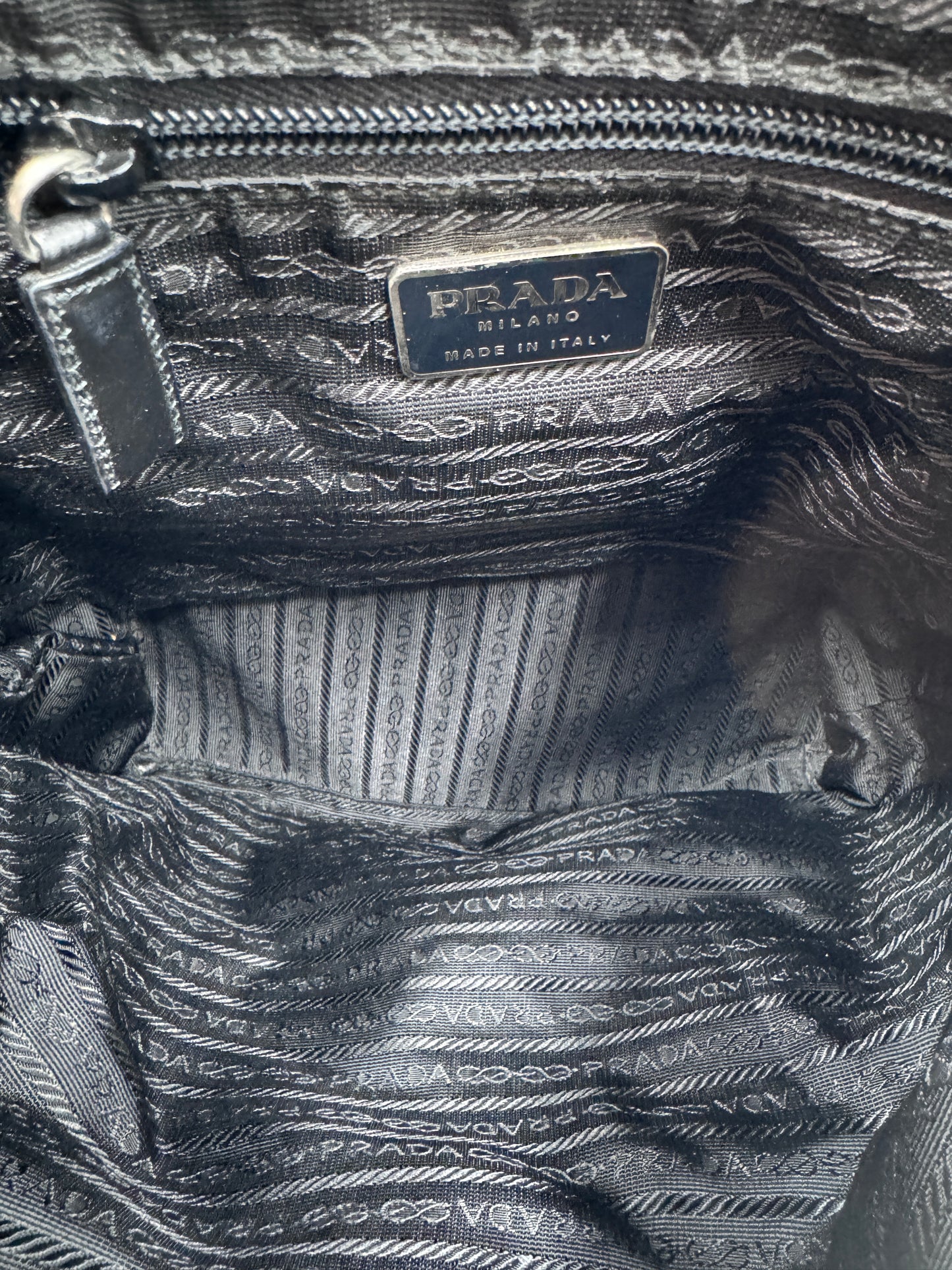 Innenraum dieser luxuriösen Prada Rucksack – Secondhand-Stil mit Klasse.