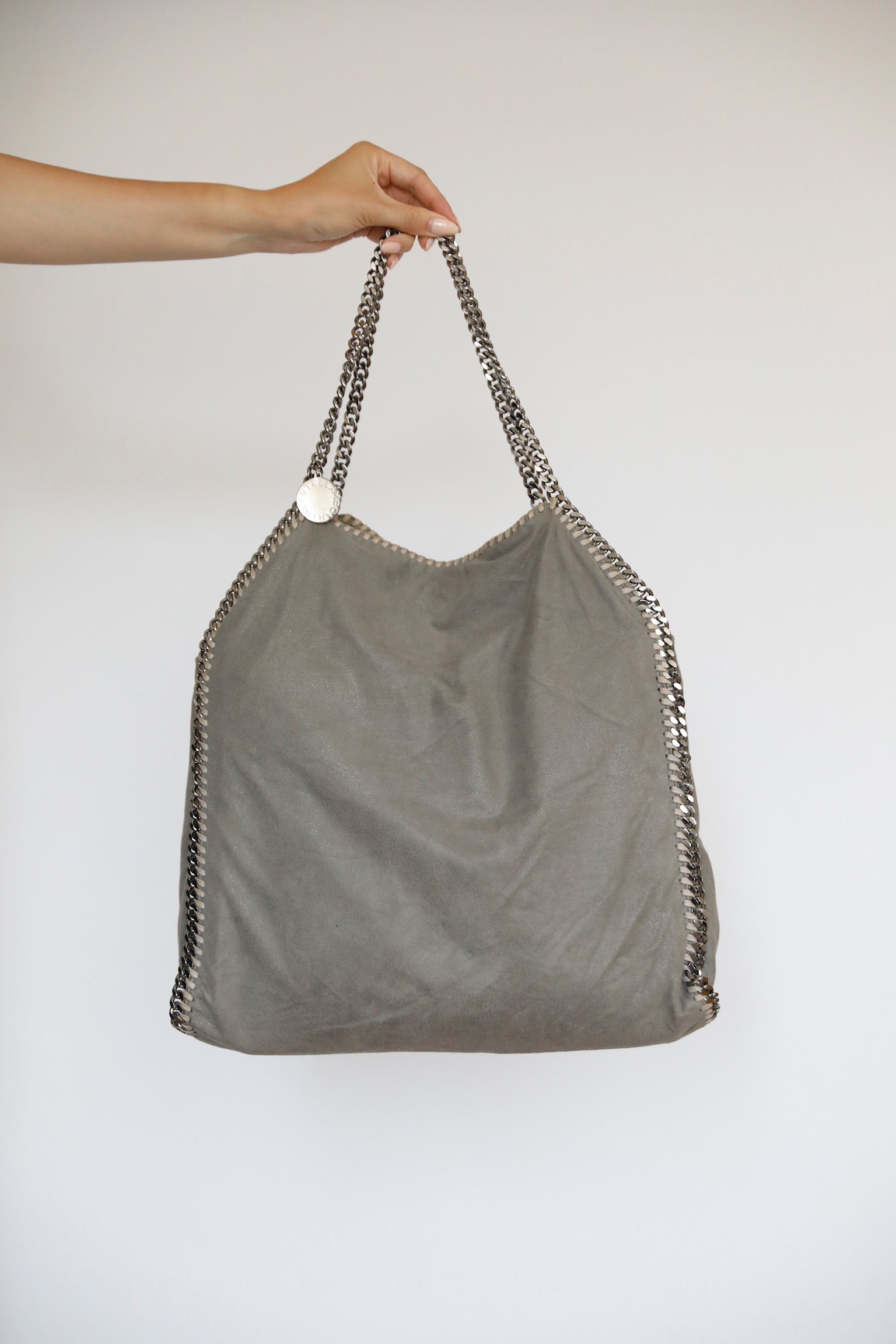 "Stella McCartney Falabella 2 Ketten
 Maxi (grau) als Hauptfoto aus der Schultertasche-Kategorie."