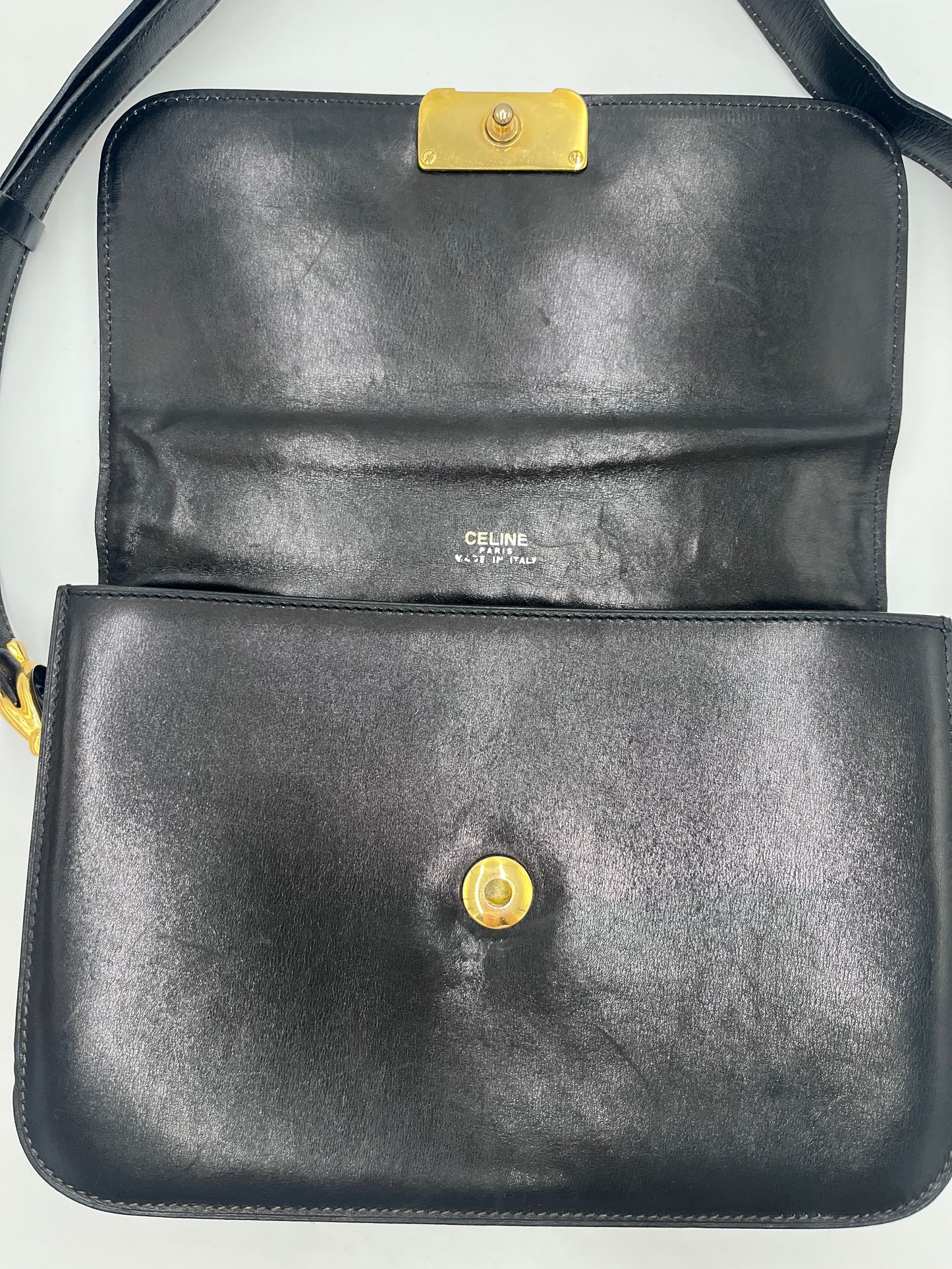 Hardware in gold der Celine Shoulder Bag