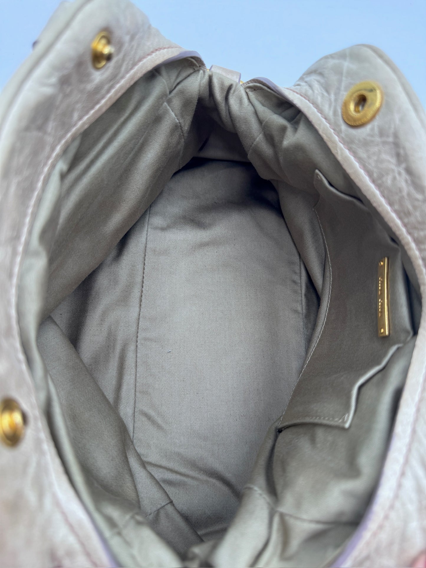 Innenraum dieser luxuriösen MiuMiu Vitello Lux – Secondhand-Stil mit Klasse.