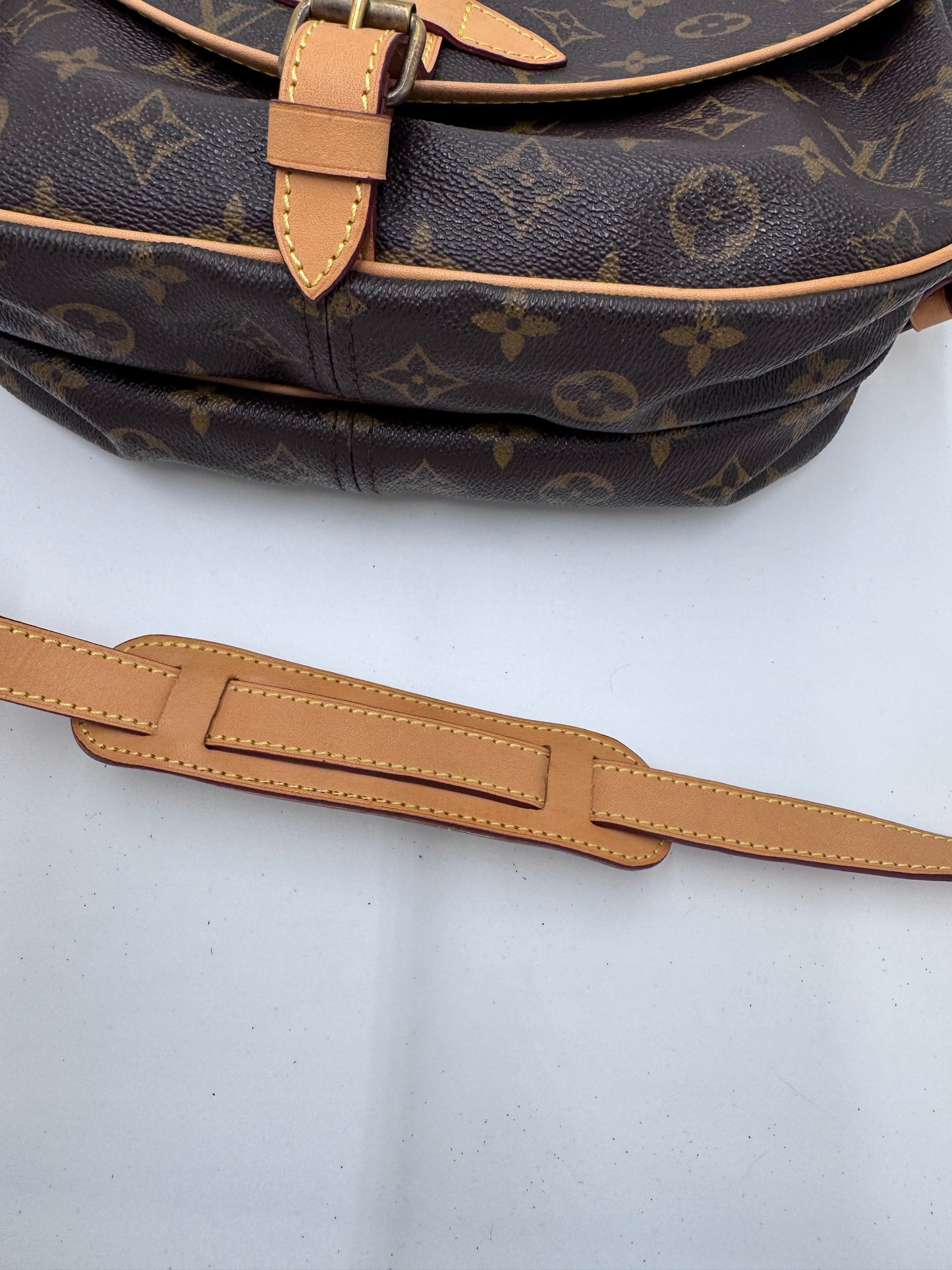 Tragegriffe dieser monogram Louis Vuitton Saumur 30 in Crossbody-Form.