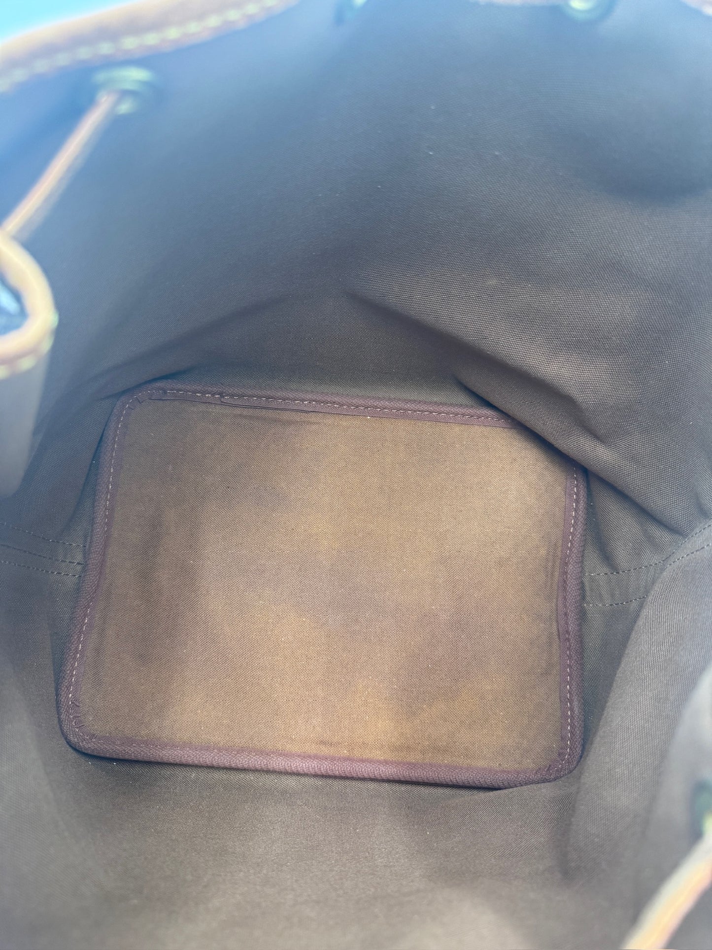 Innenraum dieser luxuriösen Louis Vuitton Petite Noe – Secondhand-Stil mit Klasse.