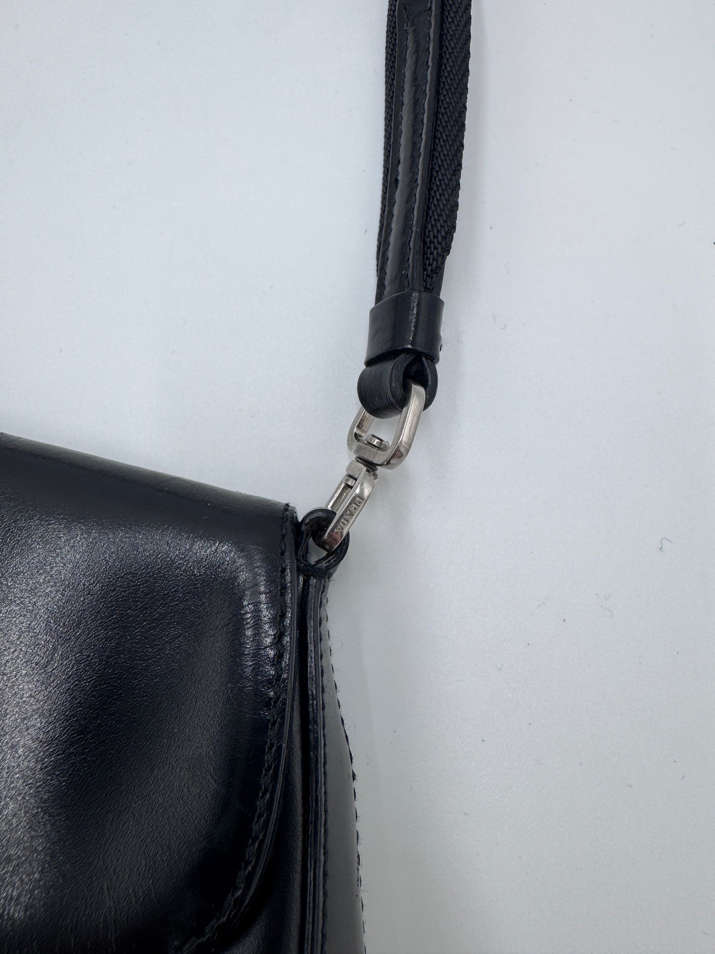 Tragegriffe dieser schwarz Prada Baguette Bag in Schultertasche-Form.