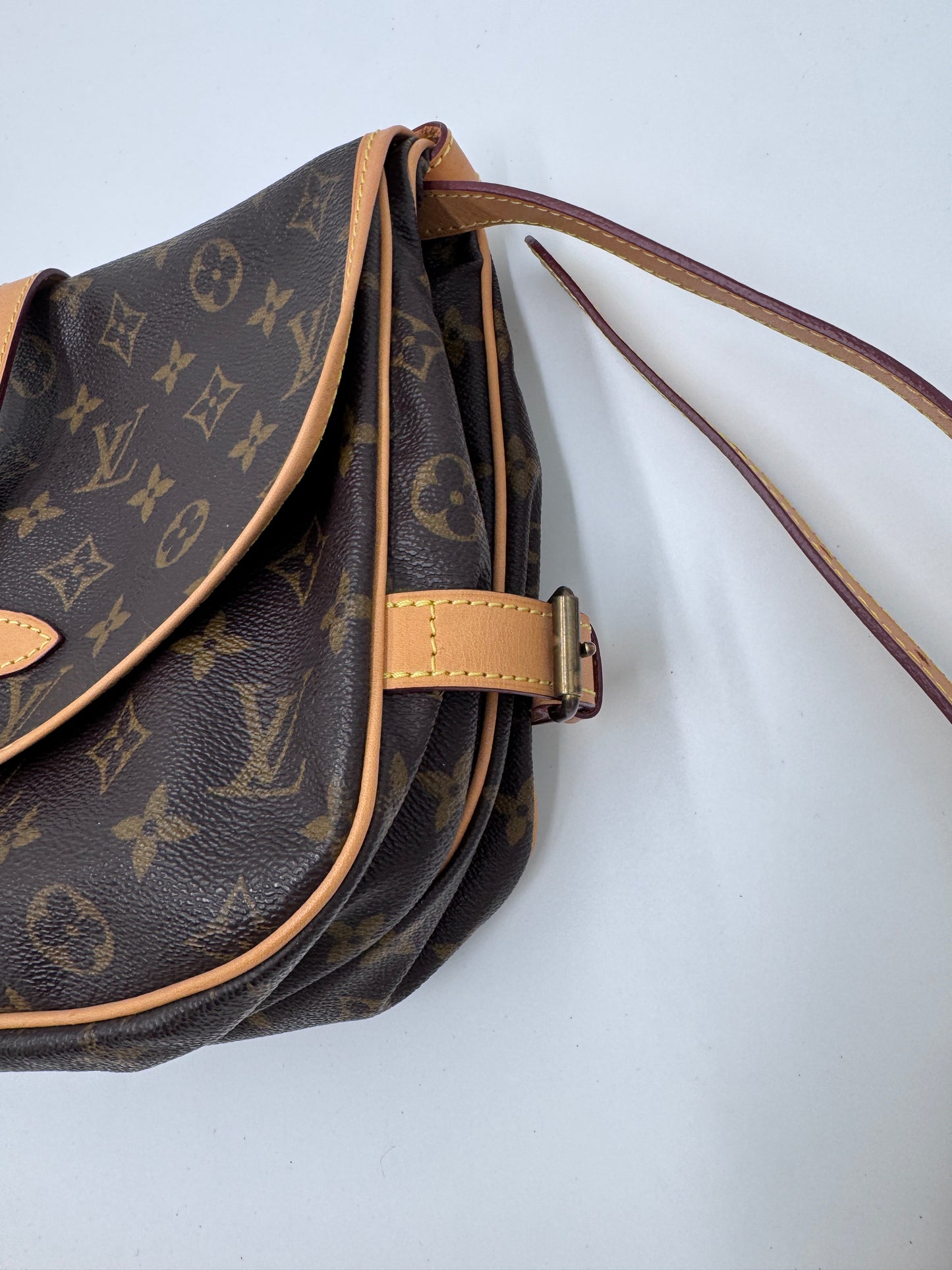 Detailaufnahme der Seitenansicht dieser monogram pre-owned Crossbody-Tasche.