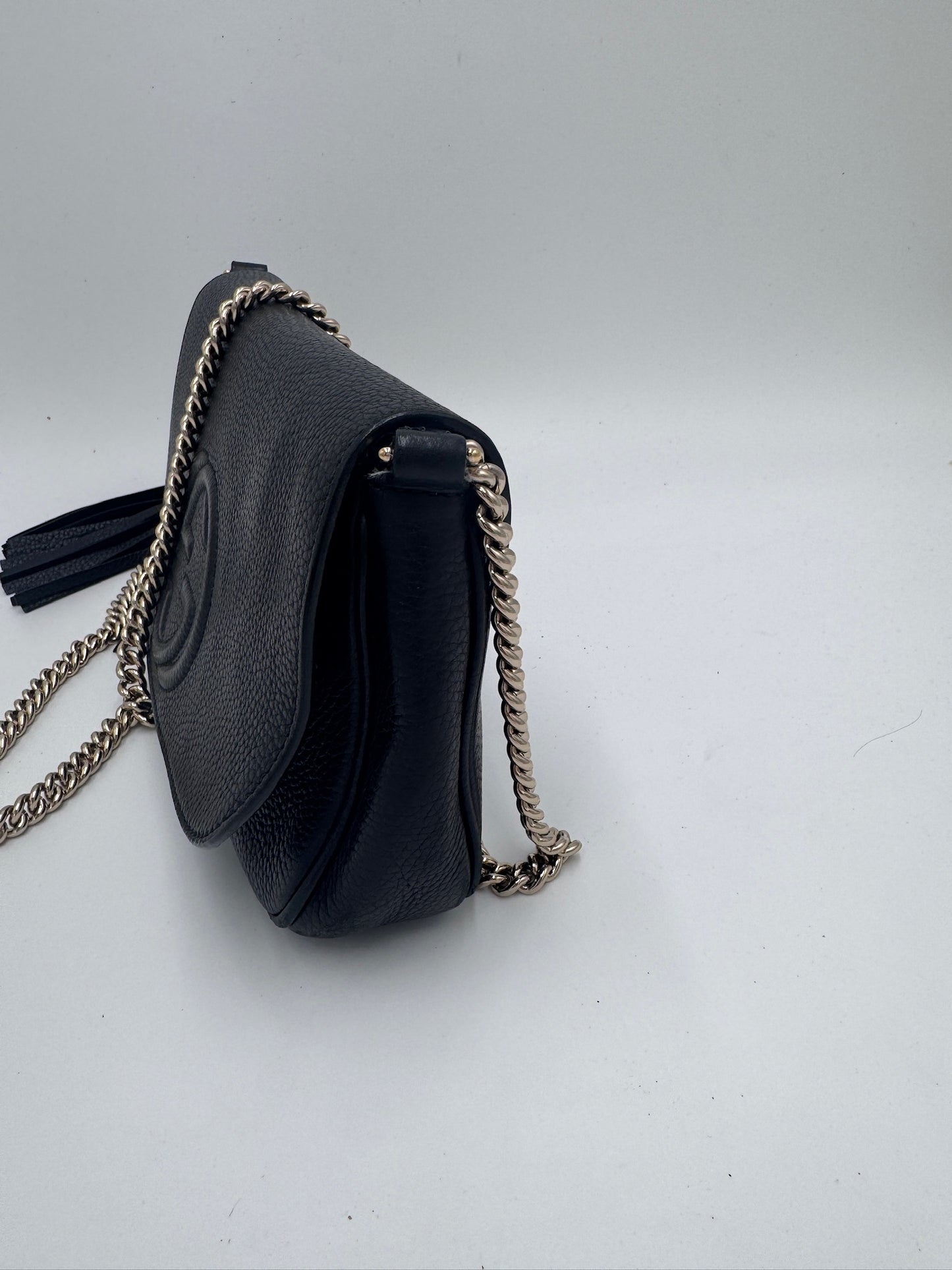 Seitliche Perspektive der luxury secondhand Gucci Crossbody, betont das elegante Profil.