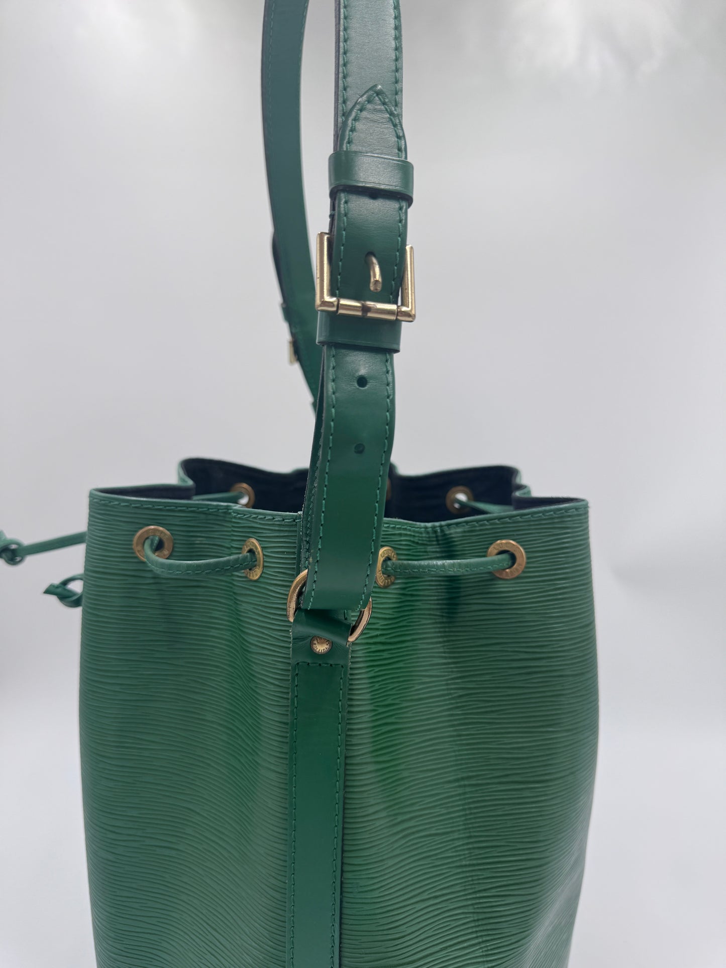 Tragegriffe dieser grün Louis Vuitton Noe Grande in Beuteltasche-Form.
