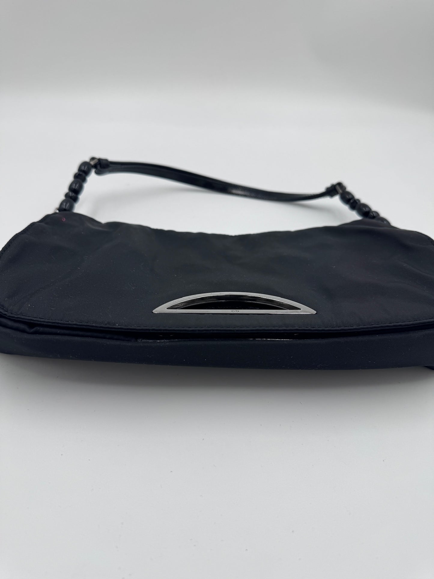 Bodenansicht der schwarz Dior Shoulder Bag, Schultertasche-Design.